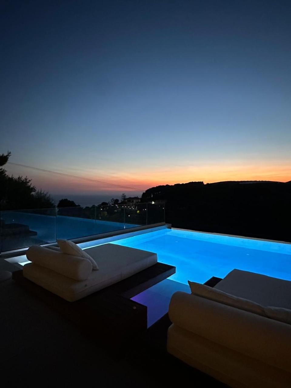 Myzith Luxury Suites Keri Exteriör bild